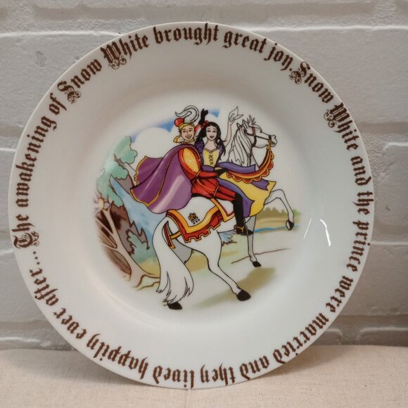 Share Set of 4 Paul Cardew Snow White 8" Porcelain Plates Disney Pre-Owned 2012 - Picture 5 of 6